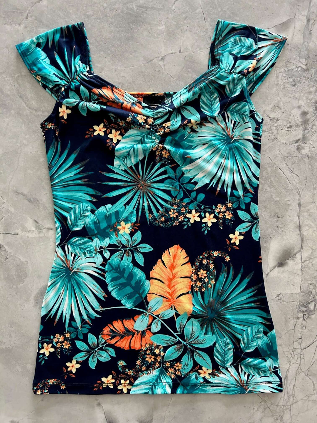 Isabel top is a vintage staple with modern features! Shown in our vibrant tropical print, this super soft and stretchy top features a figure-flattering sweetheart neckline