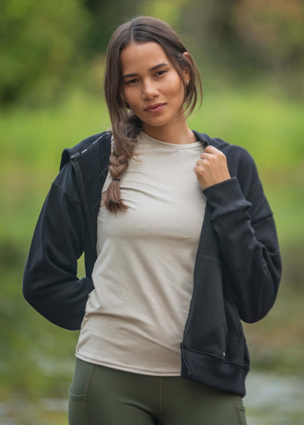 Super soft SoftTech™ Pro Relaxed fit, crew neck Lightweight & breathable fabric 4-way stretch Built-in UPF 50 for sun protection Perfect workout top or casual wear