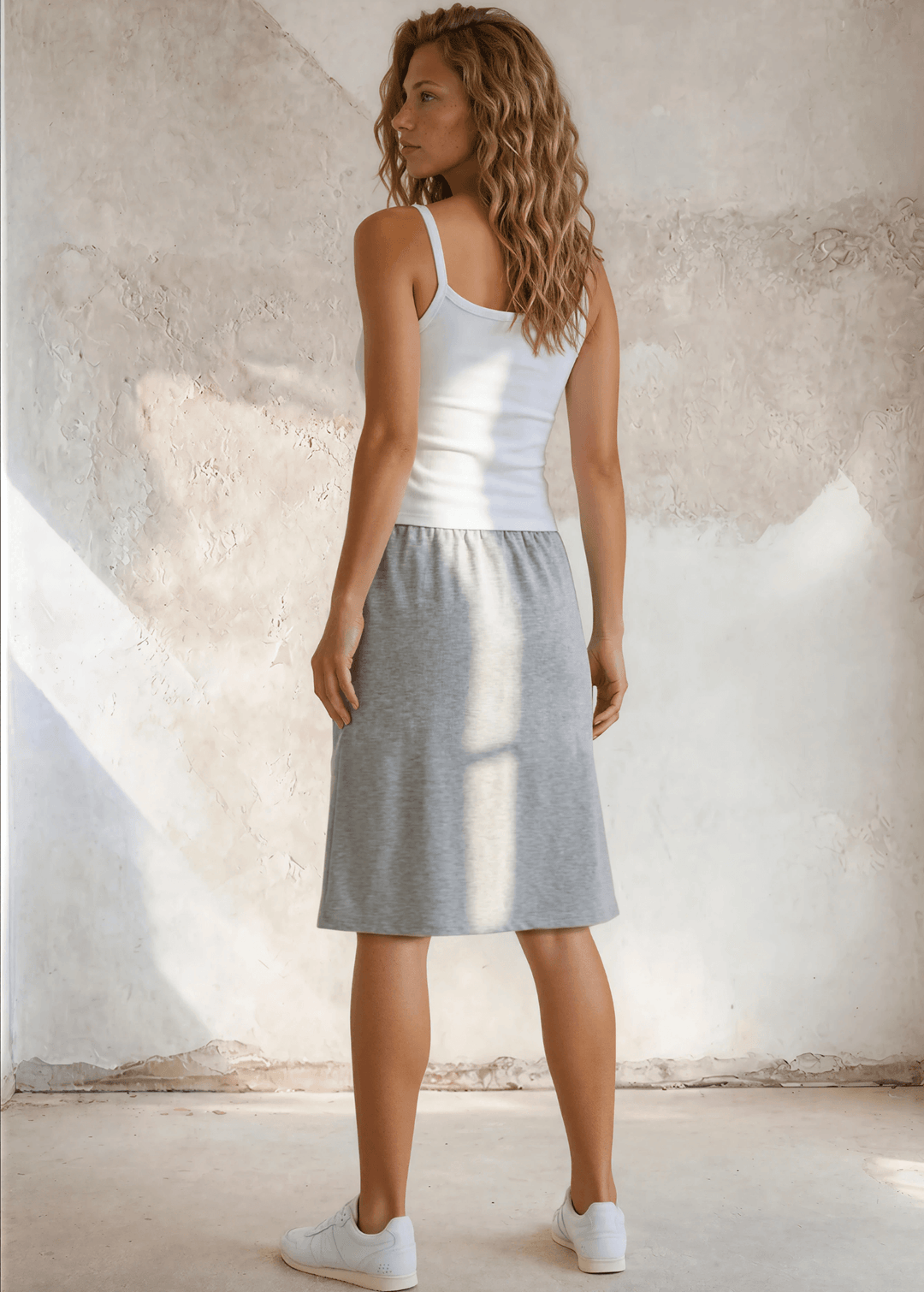 Pockets, stretch, and effortless style — the Penelope Knee Length Pocket Skirt in Heather Gray is your new warm-weather staple. Made in USA.