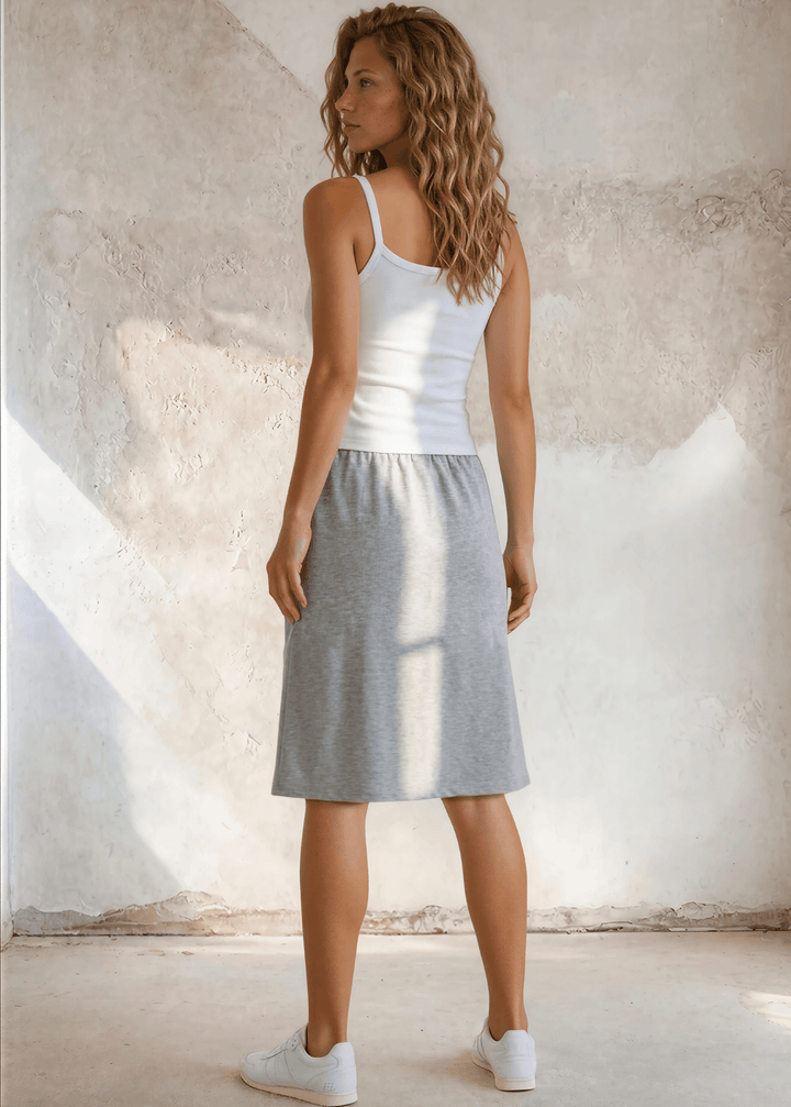 Pockets, stretch, and effortless style — the Penelope Knee Length Pocket Skirt in Heather Gray is your new warm-weather staple. Made in USA.
