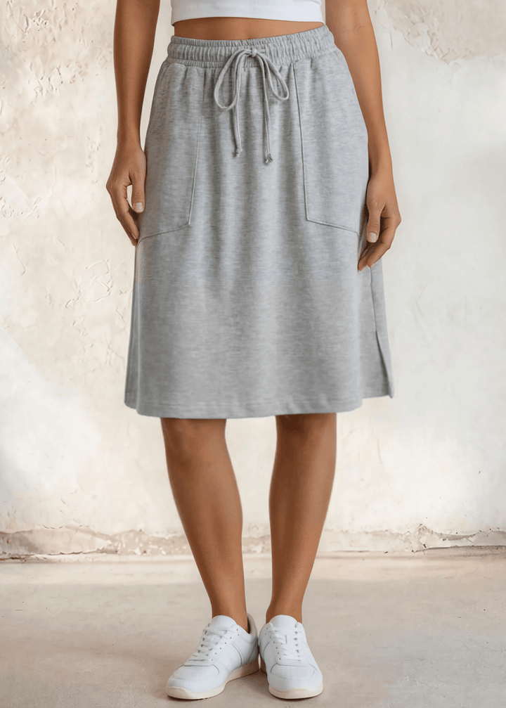 Pockets, stretch, and effortless style — the Penelope Knee Length Pocket Skirt in Heather Gray is your new warm-weather staple. Made in USA.