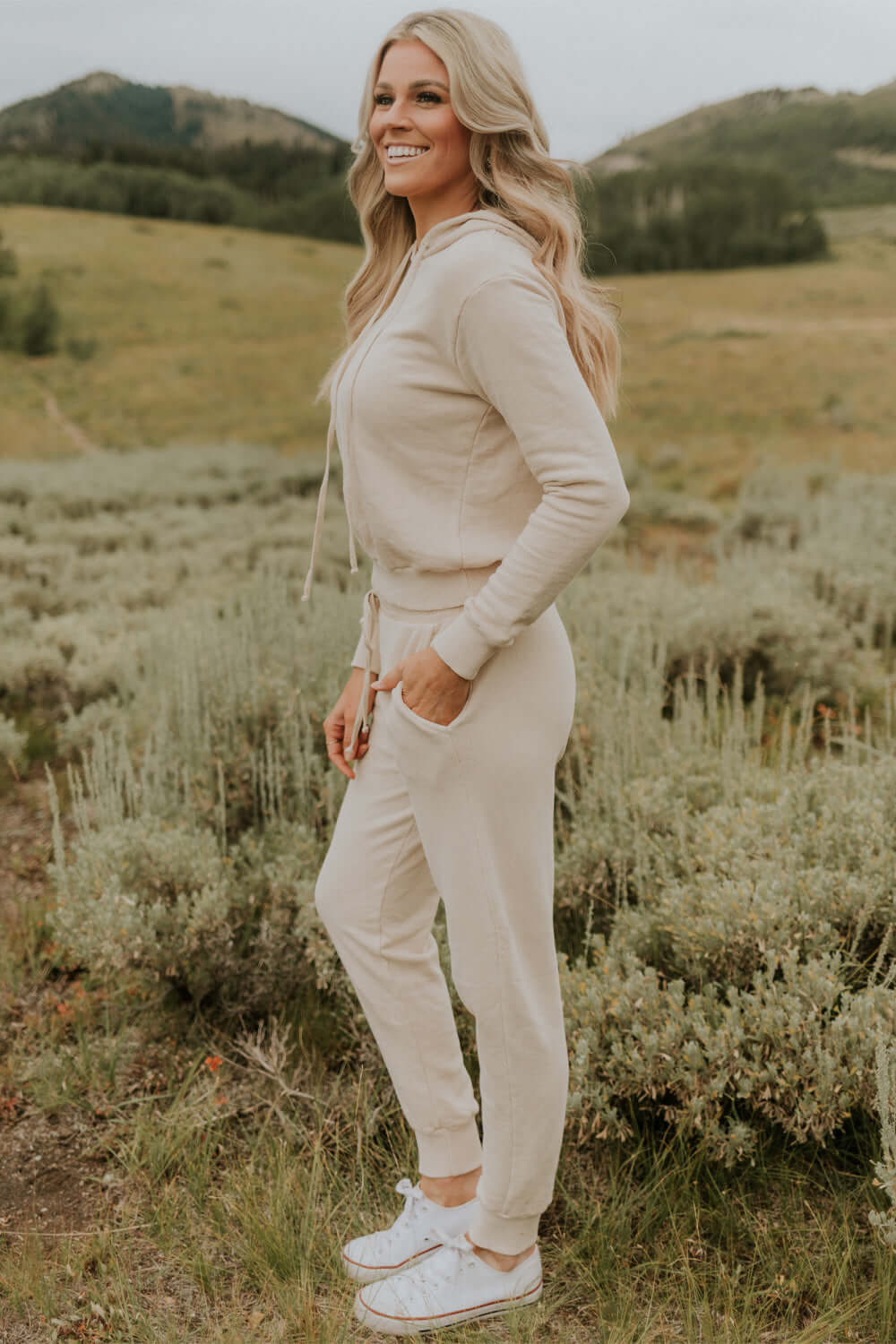 This vintage inspired joggers are made from light-weight 100% organic cotton. Wear this on a cozy coffee date or a movie night in with friends.