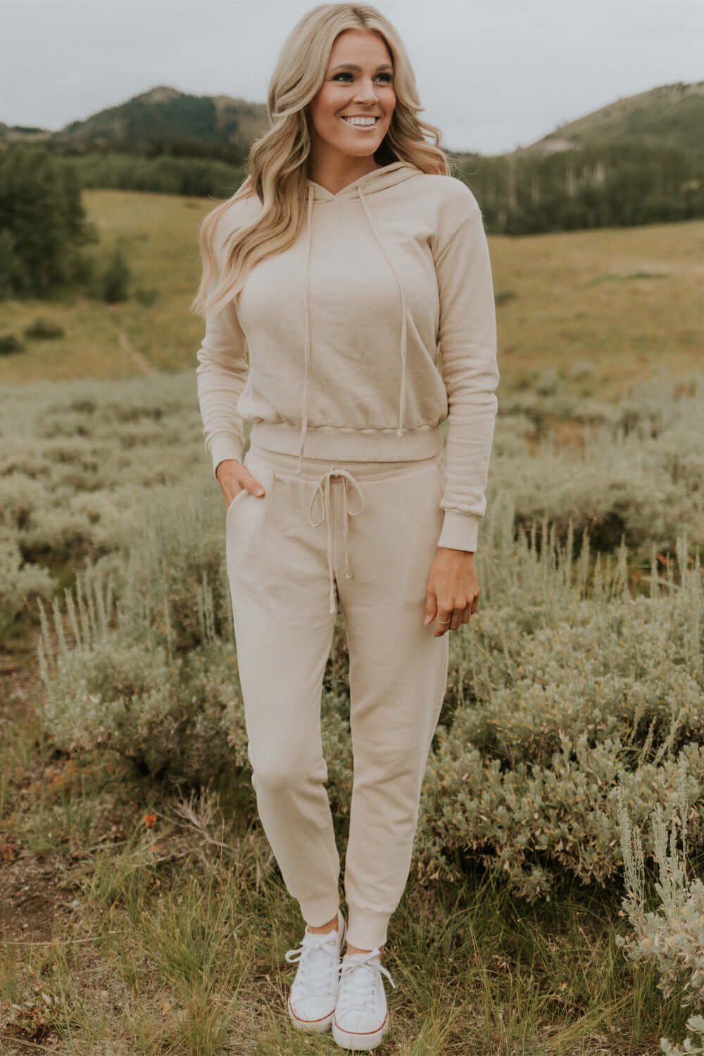 This vintage inspired joggers are made from light-weight 100% organic cotton. Wear this on a cozy coffee date or a movie night in with friends.