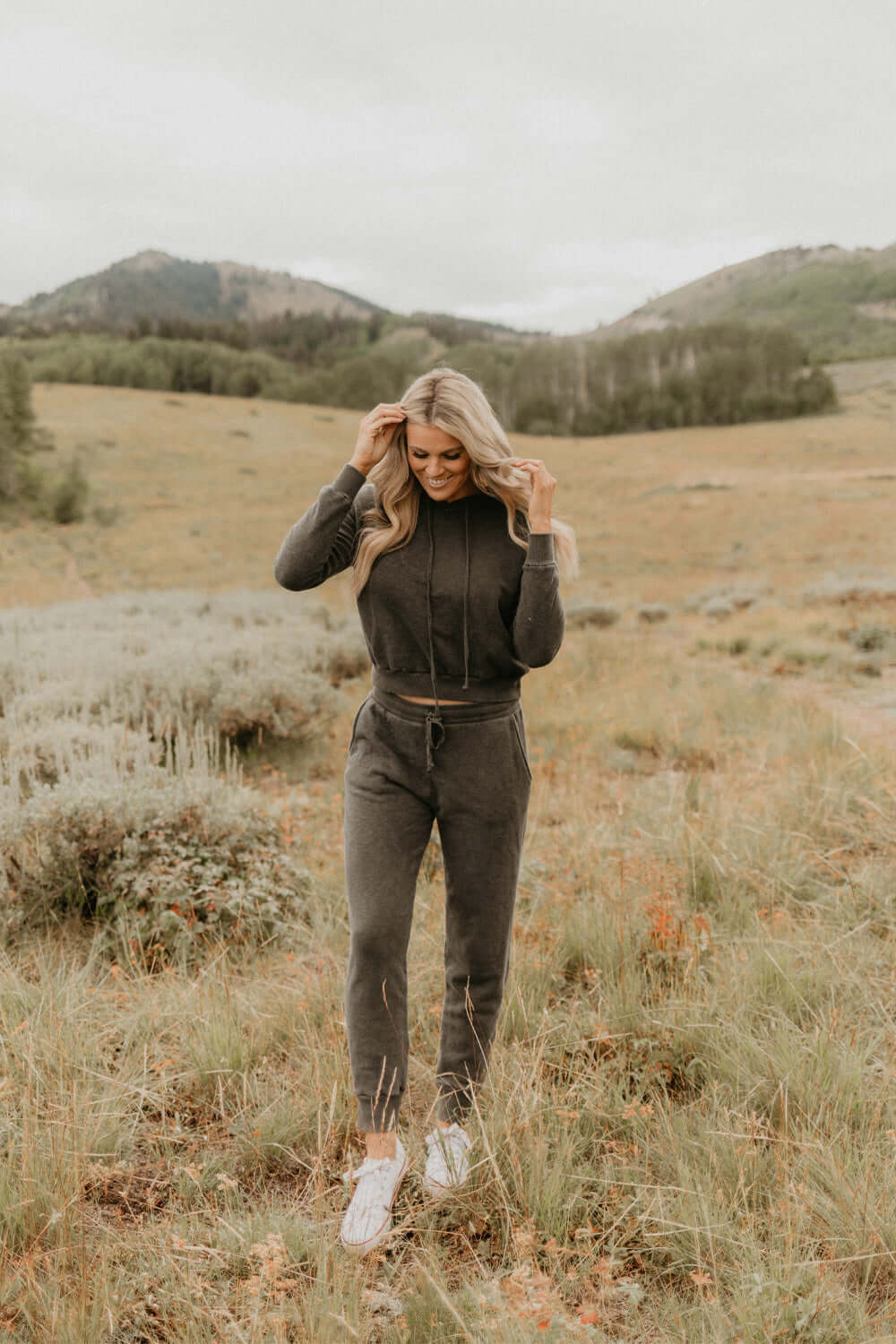This vintage inspired joggers are made from light-weight 100% organic cotton. Wear this on a cozy coffee date or a movie night in with friends.